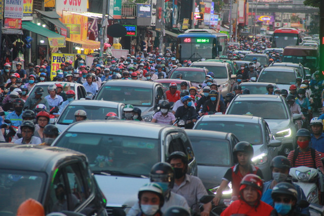 Doan duong Xo Viet Nghe Tinh sang ket chieu ket, xe cuu thuong bi bao vay tu phia