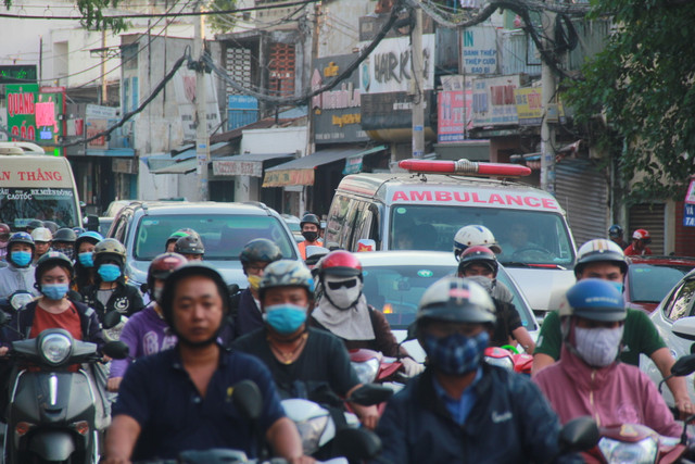 Doan duong Xo Viet Nghe Tinh sang ket chieu ket, xe cuu thuong bi bao vay tu phia-Hinh-3