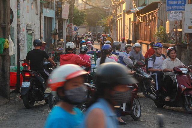 Doan duong Xo Viet Nghe Tinh sang ket chieu ket, xe cuu thuong bi bao vay tu phia-Hinh-6