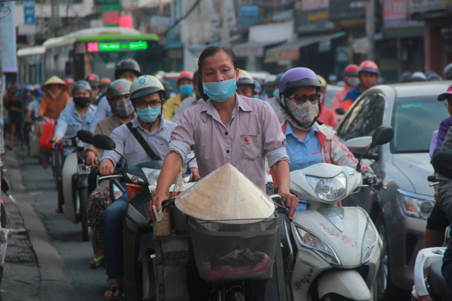 Doan duong Xo Viet Nghe Tinh sang ket chieu ket, xe cuu thuong bi bao vay tu phia-Hinh-4