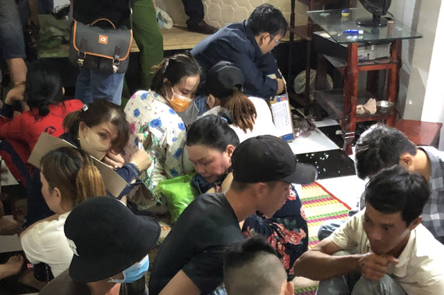 Nhiều ‘quý bà’ đánh bạc với 14 người đàn ông từ khuya đến gần sáng trong lúc cách ly toàn xã hội Nhieu ‘quy ba’ danh bac voi 14 nguoi dan ong tu khuya den gan sang trong luc cach ly toan xa hoi