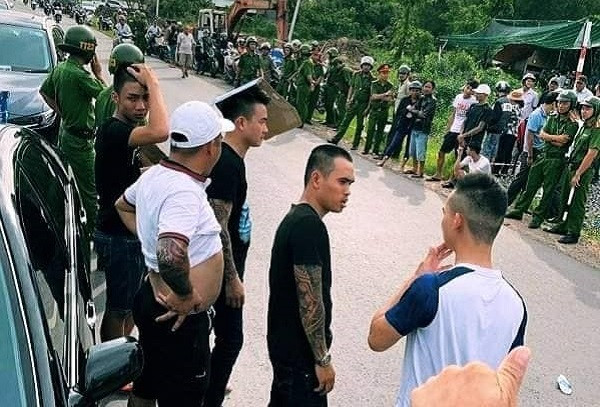 Hàng trăm giang hồ xăm trổ bao vây xe chở công an diễn ra như thế nào? - Hình 4 Hang tram giang ho xam tro bao vay xe cho cong an dien ra nhu the nao?-Hinh-4