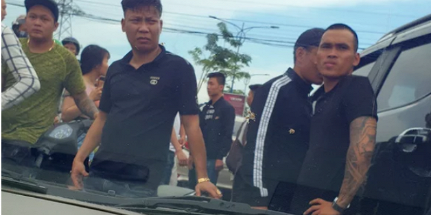 Hàng trăm giang hồ xăm trổ bao vây xe chở công an diễn ra như thế nào? - Hình 10 Hang tram giang ho xam tro bao vay xe cho cong an dien ra nhu the nao?-Hinh-10