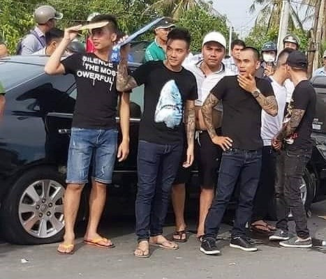 Hàng trăm giang hồ xăm trổ bao vây xe chở công an diễn ra như thế nào? - Hình 8 Hang tram giang ho xam tro bao vay xe cho cong an dien ra nhu the nao?-Hinh-8