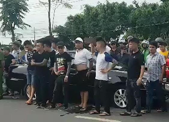 Hàng trăm giang hồ xăm trổ bao vây xe chở công an diễn ra như thế nào? - Hình 2 Hang tram giang ho xam tro bao vay xe cho cong an dien ra nhu the nao?-Hinh-2