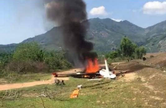 Ảnh: Lửa cháy ngùn ngụt tại hiện trường máy bay quân sự rơi ở Khánh Hòa Anh: Lua chay ngun ngut tai hien truong may bay quan su roi o Khanh Hoa