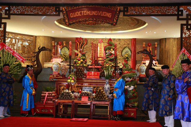 Lãnh đạo TP.HCM rước bánh tét dâng lên Quốc tổ Hùng Vương dịp Tết Canh Tý - Hình 6 Lanh dao TP.HCM ruoc banh tet dang len Quoc to Hung Vuong dip Tet Canh Ty-Hinh-6