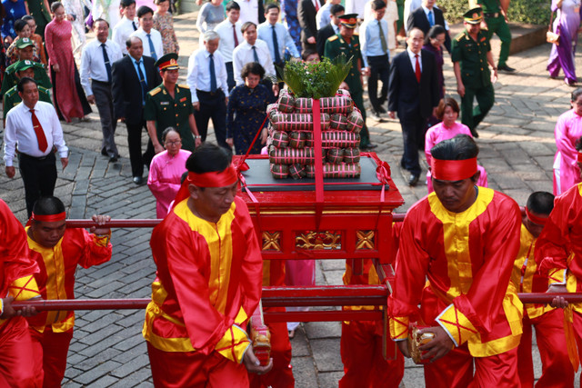 Lãnh đạo TP.HCM rước bánh tét dâng lên Quốc tổ Hùng Vương dịp Tết Canh Tý - Hình 5 Lanh dao TP.HCM ruoc banh tet dang len Quoc to Hung Vuong dip Tet Canh Ty-Hinh-5