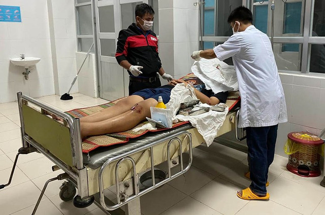 Xe khách lật trên quốc lộ 1, 26 người bị thương - Hình 2 Xe khach lat tren quoc lo 1, 26 nguoi bi thuong-Hinh-2