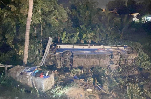 Xe khách lật trên quốc lộ 1, 26 người bị thương - Hình 3 Xe khach lat tren quoc lo 1, 26 nguoi bi thuong-Hinh-3