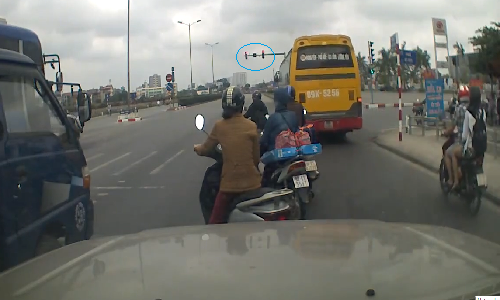 Tài xế xe buýt hú còi, vượt đèn đỏ gây phẫn nộ Tai xe xe buyt hu coi, vuot den do gay phan no