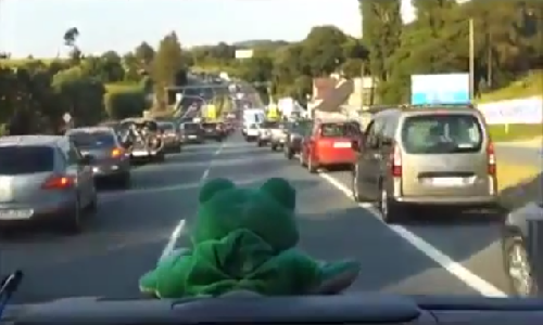 Hàng loạt ô tô rẽ sóng nhường đường cho xe cứu thương Hang loat o to re song nhuong duong cho xe cuu thuong