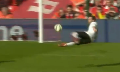 Quay chậm siêu phẩm ngả bàn đèn chọc thủng lưới Liverpool Quay cham sieu pham nga ban den choc thung luoi Liverpool