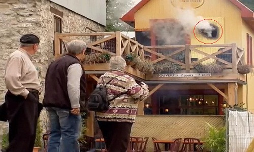 Cảnh tượng đạn pháo xuyên thủng nhà gây hoảng hốt Canh tuong dan phao xuyen thung nha gay hoang hot