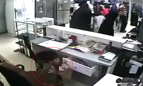 Dan canh cho tre “cuom” tien trong cua hang dien may