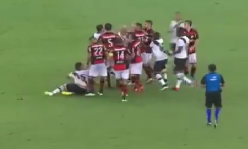 Ẩu đả kinh hoàng, trọng tài rút 4 thẻ đỏ cùng lúc Au da kinh hoang, trong tai rut 4 the do cung luc