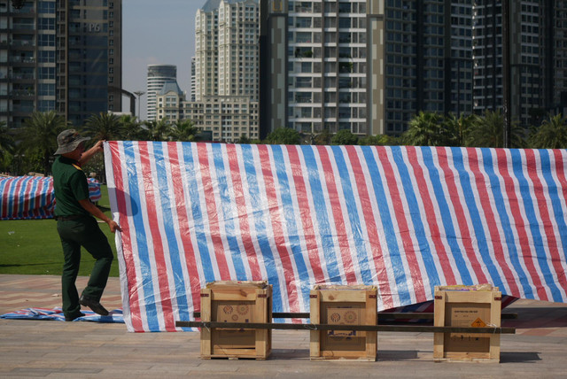 Can canh tran dia phao hoa o khu nha giau Sai Gon don Tet Duong lich 2020-Hinh-10