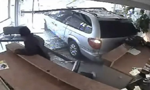 Ôtô đâm thủng tường, nhân viên tá hỏa tưởng cướp ngân hàng Oto dam thung tuong, nhan vien ta hoa tuong cuop ngan hang