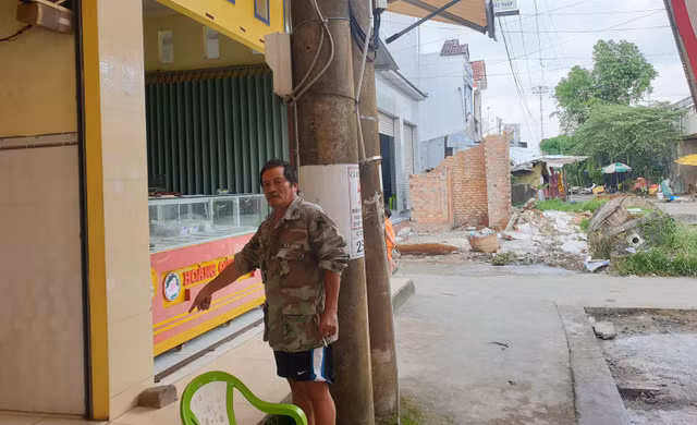 UBND xa o Ca Mau dung hao rao chan mat tien nha dan de bao ve dat cong-Hinh-2