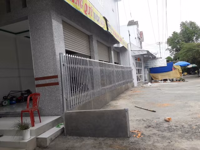 Chu tich huyen noi khong nhung xa van xay hang rao chan mat tien nha dan-Hinh-2