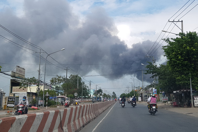 Lửa bốc lên dữ dội tại nhà máy may Nhà Bè - Sóc Trăng - Hình 2 Lua boc len du doi tai nha may may Nha Be - Soc Trang-Hinh-2