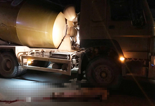 Người đàn ông không mặc quần áo lao ra từ nhà nghỉ trúng đầu xe bồn Nguoi dan ong khong mac quan ao lao ra tu nha nghi trung dau xe bon