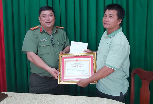 Công an Kiên Giang khen thưởng người từng thắng kiện Trưởng công an Phú Quốc Cong an Kien Giang khen thuong nguoi tung thang kien Truong cong an Phu Quoc