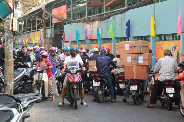 Cua hang o Sai Gon treo bien het khau trang, ba bau quyet bam tru o via he cho mua-Hinh-14