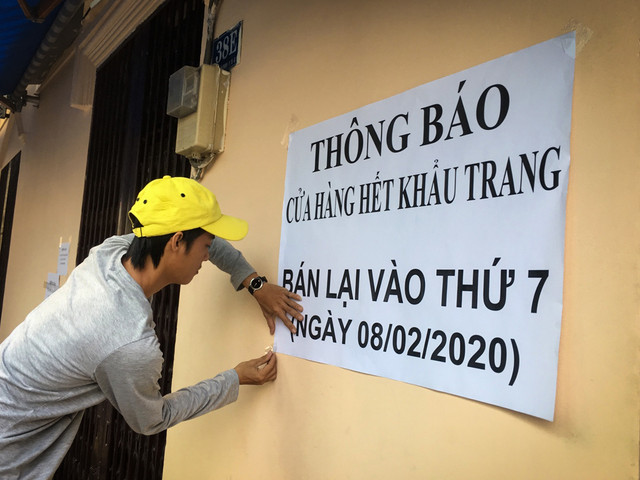 Cửa hàng ở Sài Gòn treo biển hết khẩu trang, bà bầu quyết bám trụ ở vỉa hè chờ mua - Hình 3 Cua hang o Sai Gon treo bien het khau trang, ba bau quyet bam tru o via he cho mua-Hinh-3
