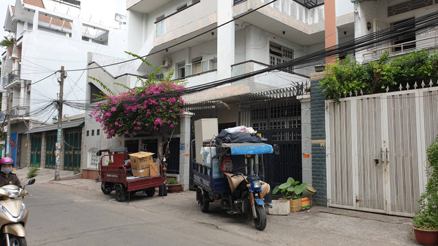 Rơi thang máy từ tầng 4 xuống đất, 3 người thương vong Roi thang may tu tang 4 xuong dat, 3 nguoi thuong vong