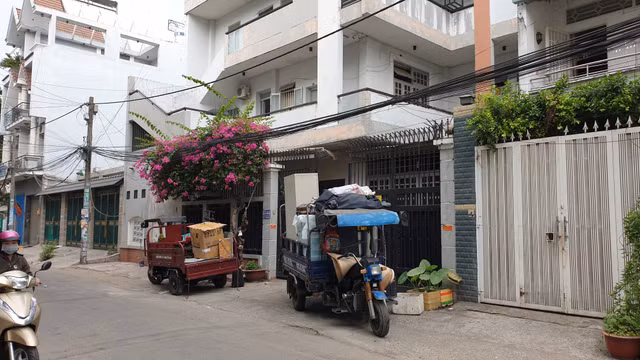 Roi thang may tu tang 4 xuong dat, 3 nguoi thuong vong