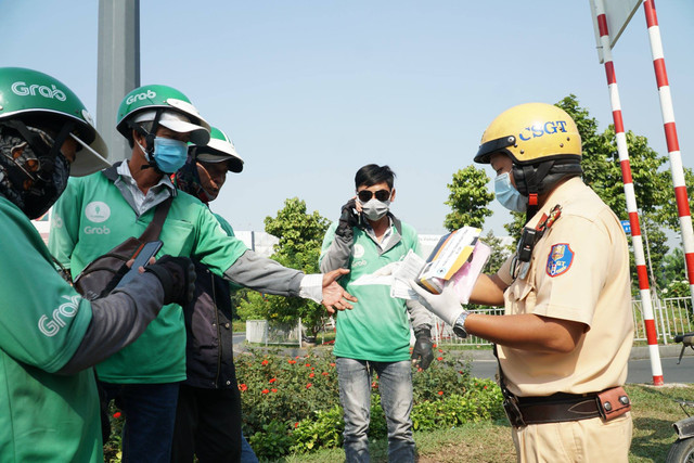 Nữ CSGT TP HCM đội nắng phát khẩu trang cho người dân - Hình 3 Nu CSGT TP HCM doi nang phat khau trang cho nguoi dan-Hinh-3