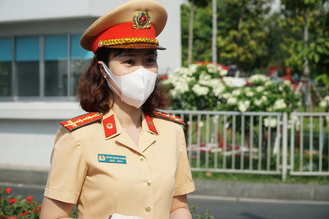 Nữ CSGT TP HCM đội nắng phát khẩu trang cho người dân - Hình 2 Nu CSGT TP HCM doi nang phat khau trang cho nguoi dan-Hinh-2