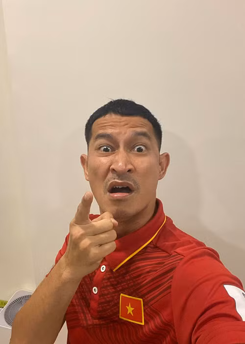 Ca si Dam Vinh Hung tang qua dac biet cho cau thu Quang Hai-Hinh-9