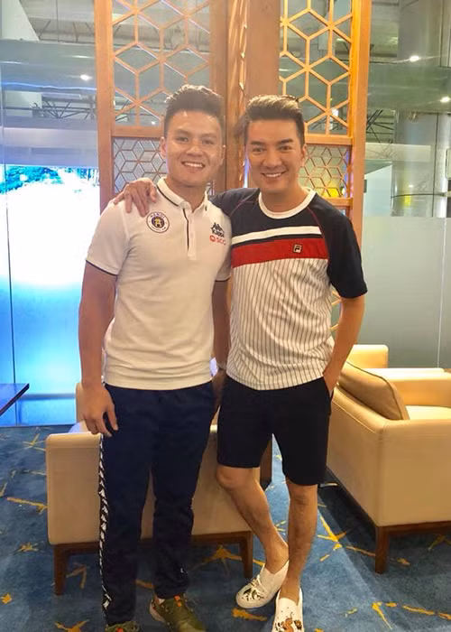 Ca si Dam Vinh Hung tang qua dac biet cho cau thu Quang Hai-Hinh-2