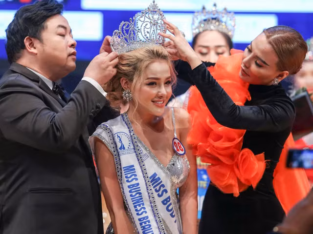 Sau nhung on ao anh nong, Ngan 98 bat ngo doat a hau 2 cuoc thi Hoa hau o Han Quoc