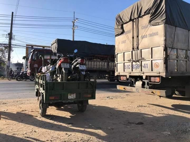 Người phụ nữ khóc ngất bên thi thể chồng và con gái bị xe tải cán - Hình 2 Nguoi phu nu khoc ngat ben thi the chong va con gai bi xe tai can-Hinh-2