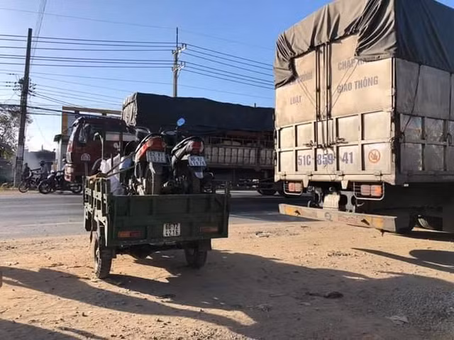 Nguoi phu nu khoc ngat ben thi the chong va con gai bi xe tai can-Hinh-2