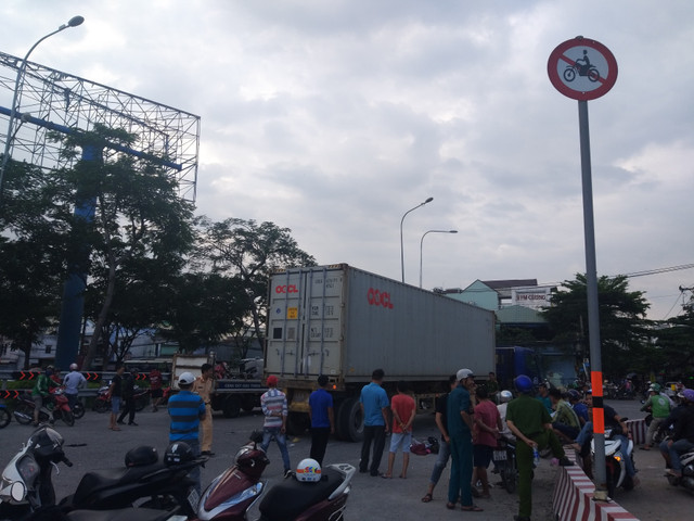 Chạy vào làn ô tô bị xe container tông, vợ chết tại chỗ, chồng nguy kịch - Hình 2 Chay vao lan o to bi xe container tong, vo chet tai cho, chong nguy kich-Hinh-2