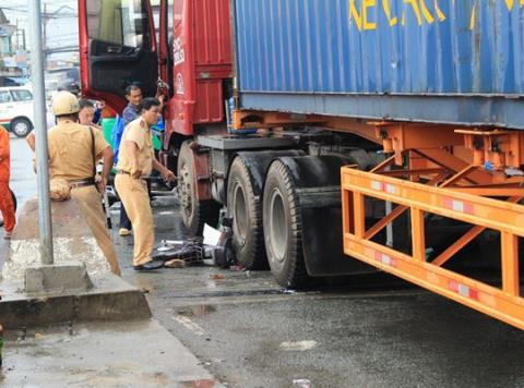 Gia đình 3 người va chạm xe container, con gái 2 tuổi tử vong Gia dinh 3 nguoi va cham xe container, con gai 2 tuoi tu vong