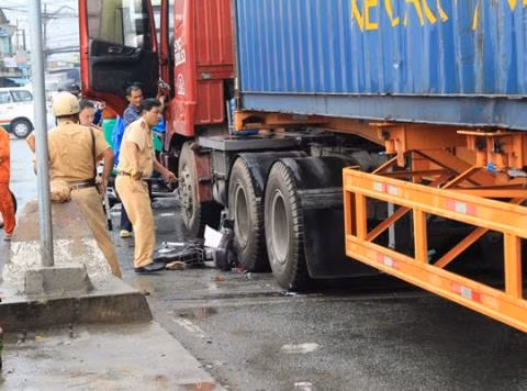 Gia đình 3 người va chạm xe container, con gái 2 tuổi tử vong Gia dinh 3 nguoi va cham xe container, con gai 2 tuoi tu vong