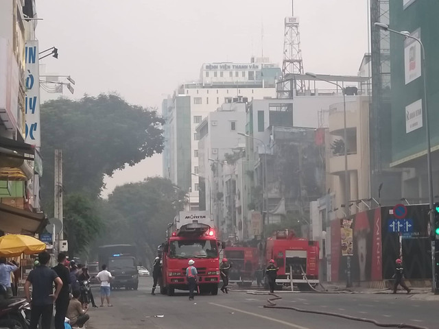 Cháy lớn tại cao ốc Wink Sài Gon Center Hotel, nhiều người tháo chạy vì khói đen bao trùm - Hình 3 Chay lon tai cao oc Wink Sai Gon Center Hotel, nhieu nguoi thao chay vi khoi den bao trum-Hinh-3