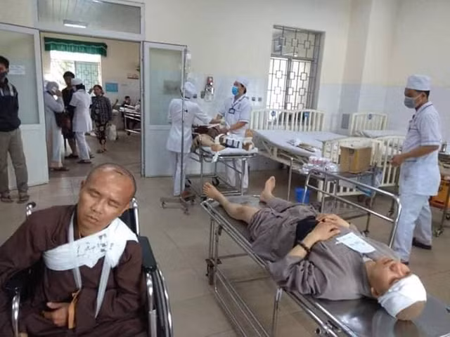 Xe container tong oto 16 cho, hang chuc nguoi thuong vong o Quang Ngai-Hinh-3