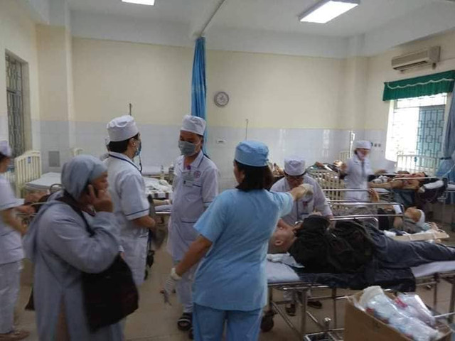 Xe container tông ôtô 16 chỗ, hàng chục người thương vong ở Quảng Ngãi - Hình 2 Xe container tong oto 16 cho, hang chuc nguoi thuong vong o Quang Ngai-Hinh-2