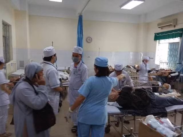 Xe container tong oto 16 cho, hang chuc nguoi thuong vong o Quang Ngai-Hinh-2