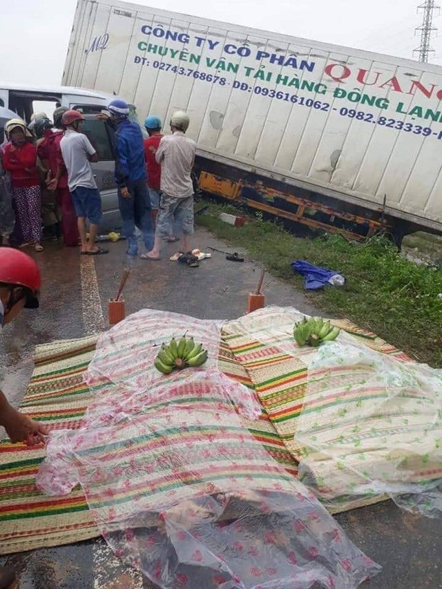 Xe container tông ôtô 16 chỗ, hàng chục người thương vong ở Quảng Ngãi Xe container tong oto 16 cho, hang chuc nguoi thuong vong o Quang Ngai