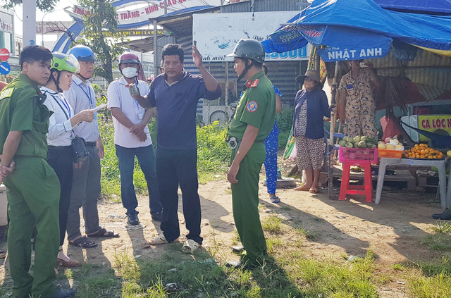 Cảnh sát khống chế đôi vợ chồng lấn chiếm hành lang quốc lộ 1 Canh sat khong che doi vo chong lan chiem hanh lang quoc lo 1