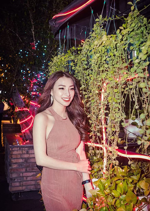 Vẻ gợi cảm khó rời mắt của hotgirl từng yêu Kin Nguyễn 1 tháng - Hình 14 Ve goi cam kho roi mat cua hotgirl tung yeu Kin Nguyen 1 thang-Hinh-14