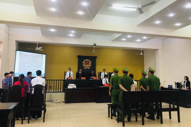 Kẻ thảm sát 3 bà cháu ở Bình Dương tỏ vẻ bất cần, mỉm cười tại tòa - Hình 4 Ke tham sat 3 ba chau o Binh Duong to ve bat can, mim cuoi tai toa-Hinh-4