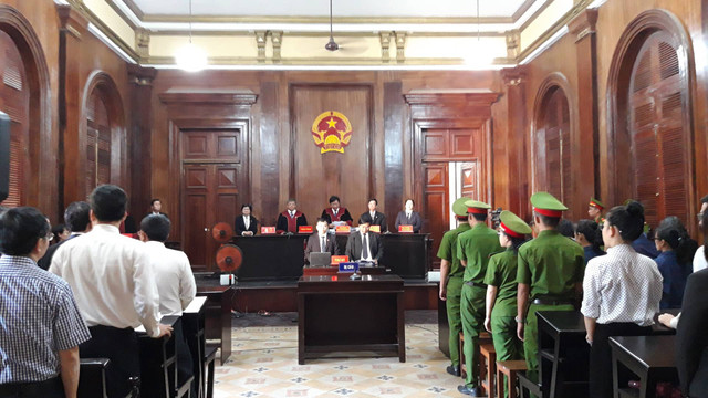 Đang nằm viện với án 30 năm tù, bà Hứa Thị Phấn tiếp tục bị xét xử tội chiếm đoạt 1.338 tỷ của Trustbank Dang nam vien voi an 30 nam tu, ba Hua Thi Phan tiep tuc bi xet xu toi chiem doat 1.338 ty cua Trustbank